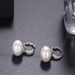 Ohrring aus 18 Karat Gold mit Perle