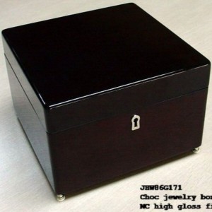 hölzerne Schmuckschatulle