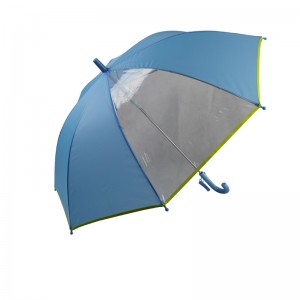 Ein Panel sieht durch blauen Regenschirm