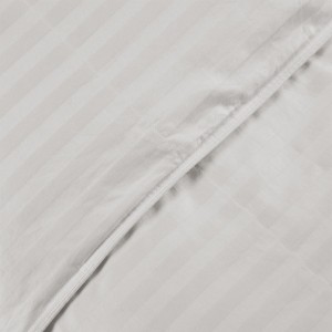 90% weiße Daunenbettdecke mit 1 cm Damaststreifen