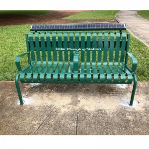 Uptown-Ladebank mit dahinter liegenden Sonnenkollektoren