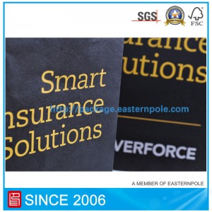 Schwarze Papiertüte mit Folienprägung