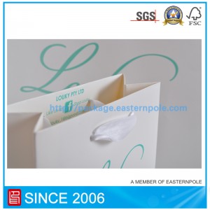 Papiertüte aus recyceltem Material für Kleidung