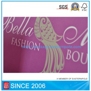 Lila Papiertüte mit geknotetem Griff