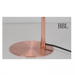 Tischleuchte mit Metallschirm und Einstellfunktion