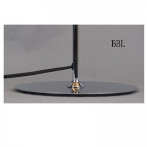 Tischlampe mit Metallschirm und flachem Fuß