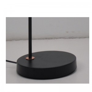 Stehleuchte mit Metallschirm und einstellbarer Schirmfunktion