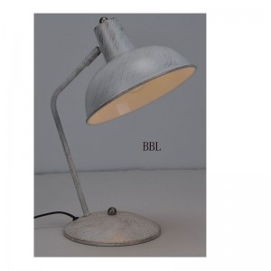 Tischleuchte mit Einstellfunktion für den Metallschirm und weiß gebürstetem Gold