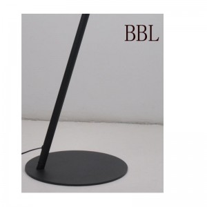 LED Stehleuchte mit Metallschirm