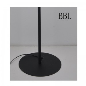 Stehleuchte mit lasergeschnittenem Stoffschirm, flacher Fuß