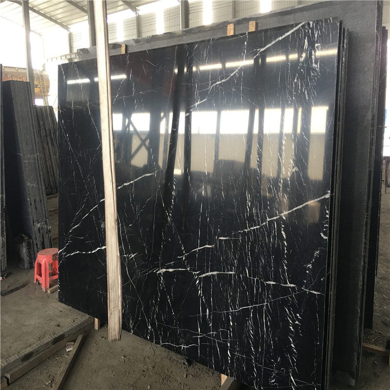 Marmor Nero Marquina im weißen Streifen