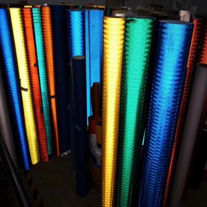 rotes und weißes reflektierendes Sicherheitsband