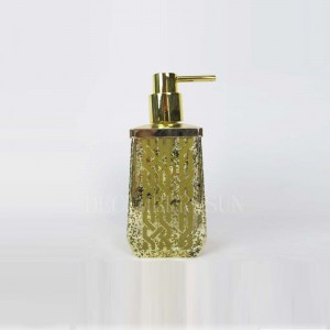 Klarglas mit goldbeschrifteten Badaccessoires