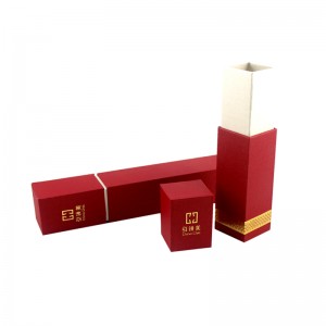 Quadratische Geschenkbox mit speziell angefertigten seltenen Souvenirs