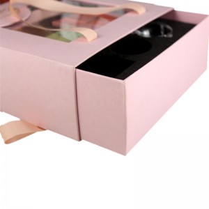 Eleganz-Einkaufstasche zeigt vollen Satz Geschenk-Teefutter mit Handgeschenkbox an