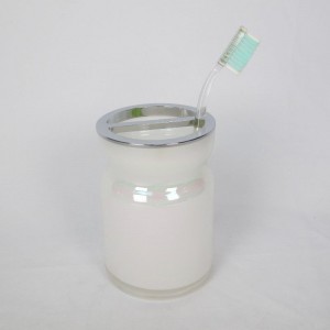 Badezimmer-Set aus hellem Glanzglas