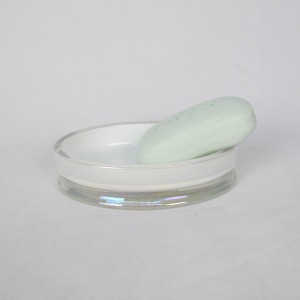 Badezimmer-Set aus hellem Glanzglas