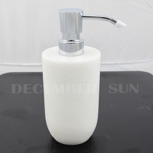 Badgarnitur aus reinweißem Marmor