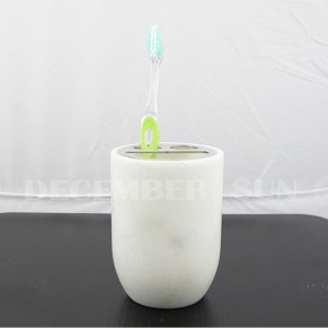 Badgarnitur aus reinweißem Marmor