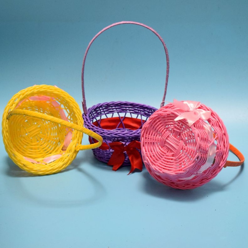 Dekorativer Korb mit Griff