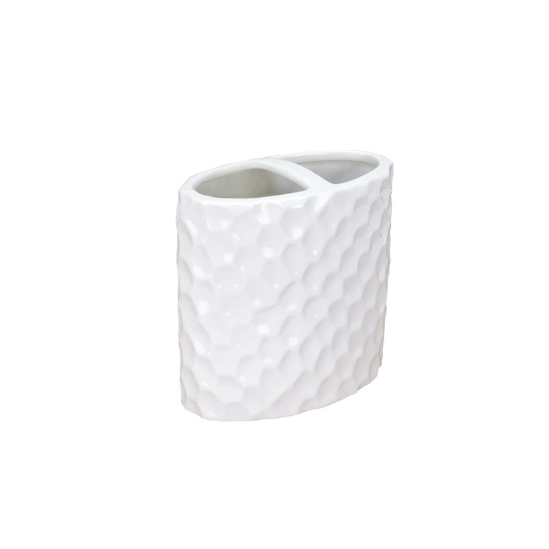 Badzubehörset aus weißer Keramik mit Gesichtsausschnitt