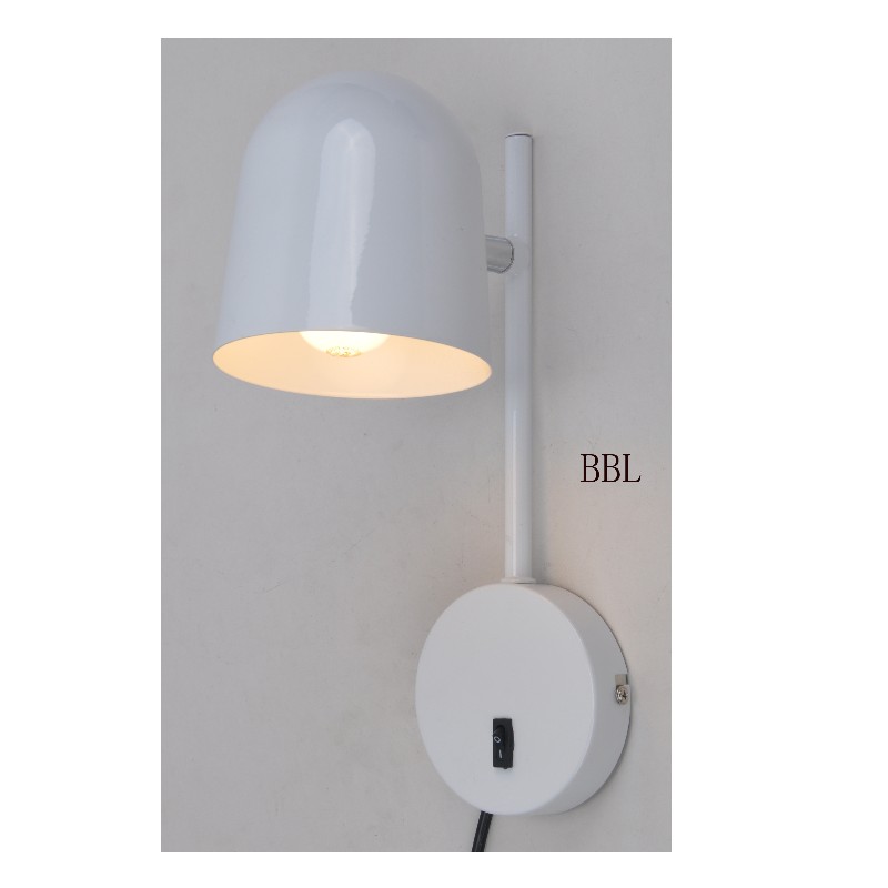 Wandleuchte mit drehbarem Metallschirm