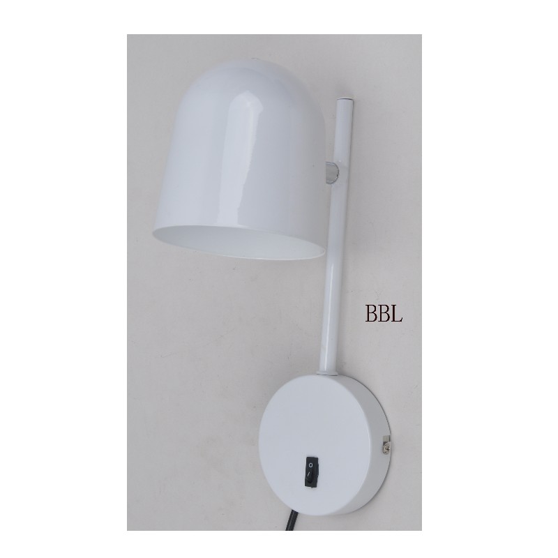 Wandleuchte mit drehbarem Metallschirm