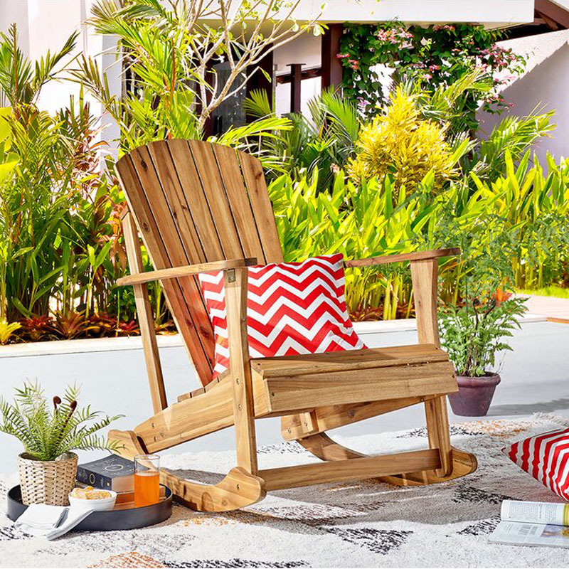 Der Adirondack-Schaukelstil macht den Stuhl stilvoll und bequem