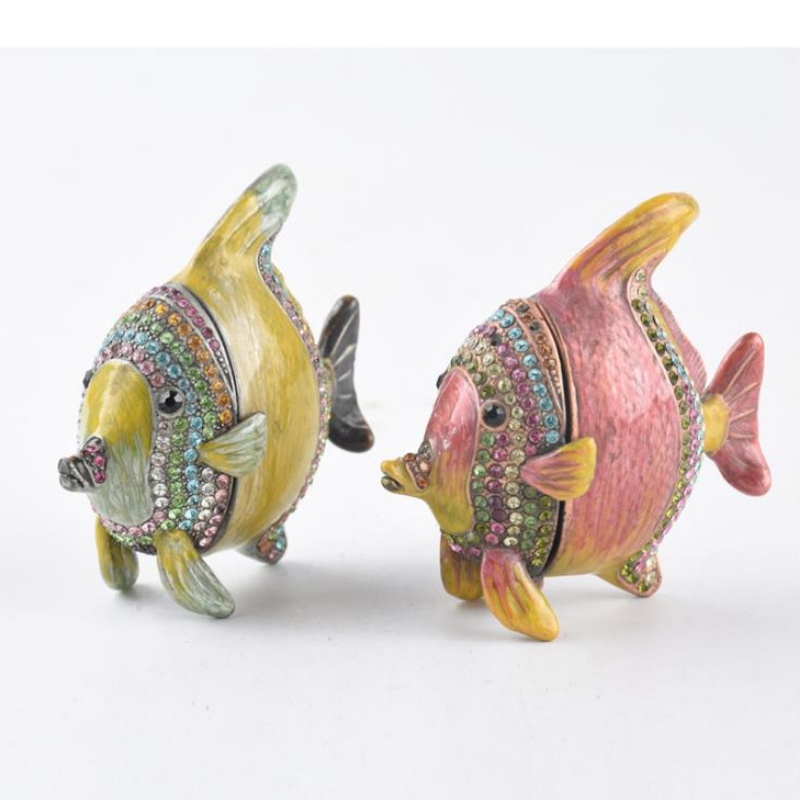 Automatisches Gießen des Weines des chinesischen Neujahrsweins Wein- und Porzellanwein mit großer Rotwein-Topf-Tasse Hochzeit