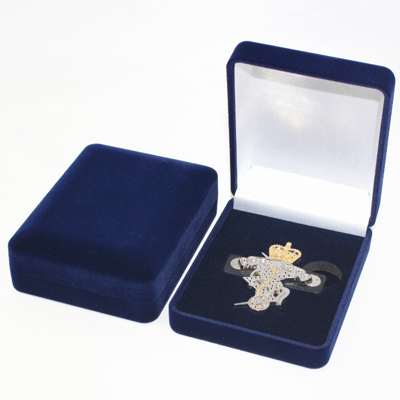 Artikel D-22B runde Samtbox ​​für Münze, Halskette & Abzeichen, mm. 70 * 90 * 30, wiegt etwa 60 g