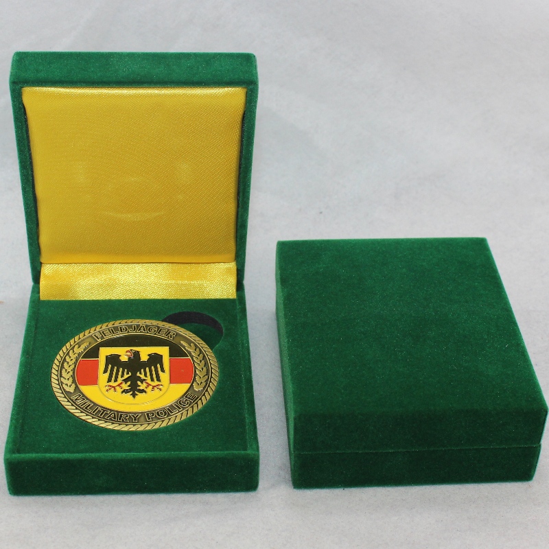 Artikel V-17 quadratisch Kunstleder Papierbox für 45 * 53 mm Münze, Abzeichen, Manschettenknöpfe, Brieftaschenclip usw. mm. 68 * 80 * 30, wiegt etwa 62 g