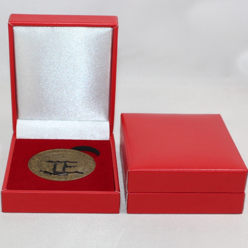 Artikel V-17 quadratisch Kunstleder Papierbox für 45 * 53 mm Münze, Abzeichen, Manschettenknöpfe, Brieftaschenclip usw. mm. 68 * 80 * 30, wiegt etwa 62 g