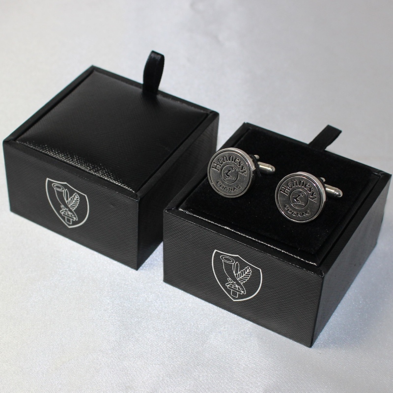 Artikel V-20S quadratische PU-Lederbox für Paar Manschettenknöpfe usw. mm. 65 * 65 * 38, wiegt etwa 62 g