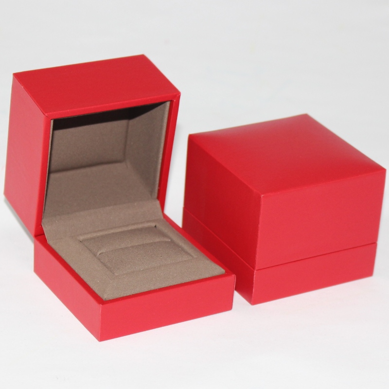 exquisite Schmuckverpackung benutzerdefinierte hochwertige rote Schmuck Ringbox mit Schwamm Schaum, die Größe ist 68 * 68 * 56mm