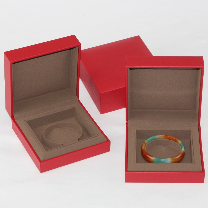 Exquisite Schmuckverpackung kundenspezifische hochwertige rote Schmuckbrenzbox mit Schwammschaum, die Größe ist 115*115*45mm
