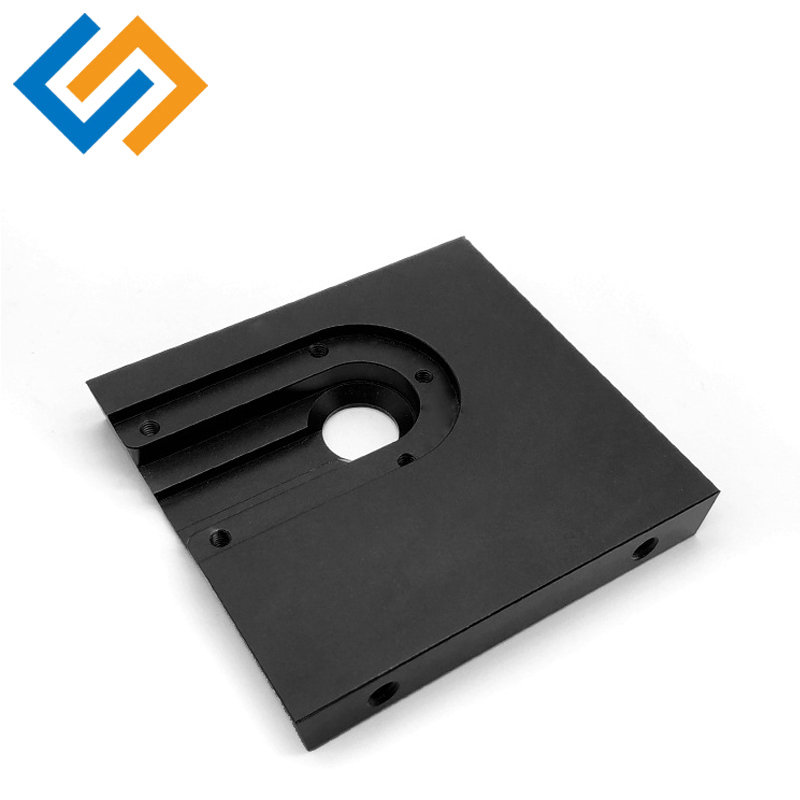 Kundenspezifische CNC-Teile aus schwarz eloxiertem Aluminium