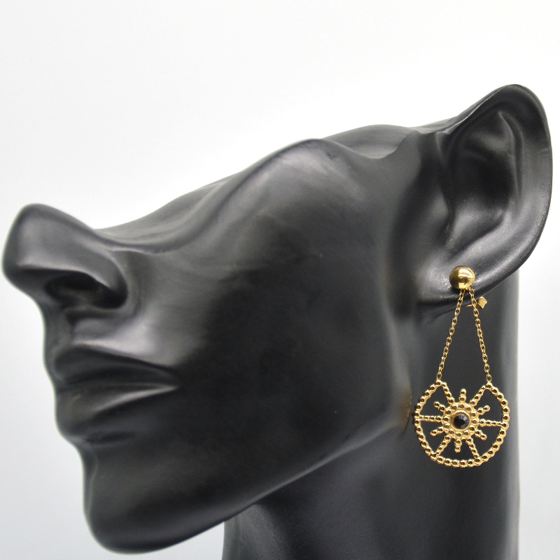 Weibliche Modelle aus Edelstahlgold mit Blumenanhängern, Ohrsteckerdesign, charmante Arbeit für junge Frauen. China Ruifanbao Schmuckfabrik