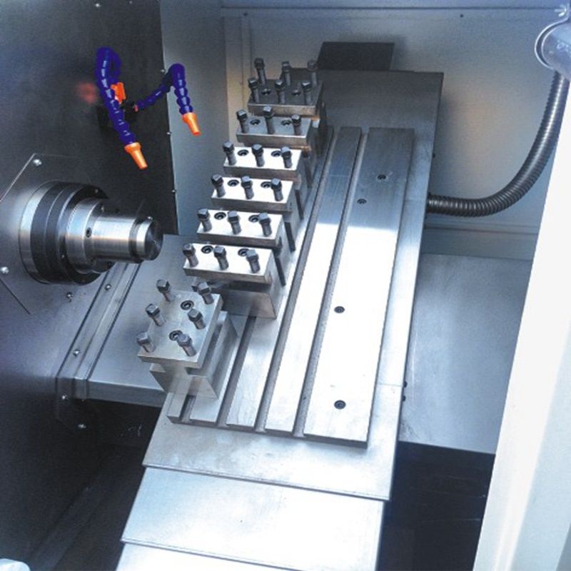 Unglaubliche CNC-Drehmaschine im Werk Perfekter CNC-Arbeitsprozess