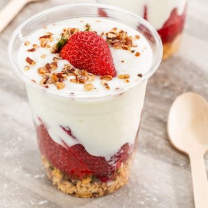 Biologisch abbaubarer kompostierbarer plaklarer Plastikbecher mit Deckel