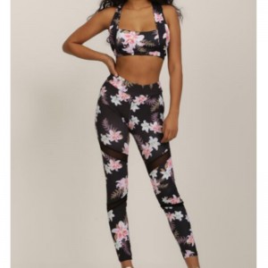 Schwarzer Trainingsanzug.