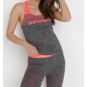 Schwarzer und orangefarbener Trainingsanzug