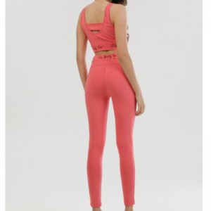 Rosa Trainingsanzug.