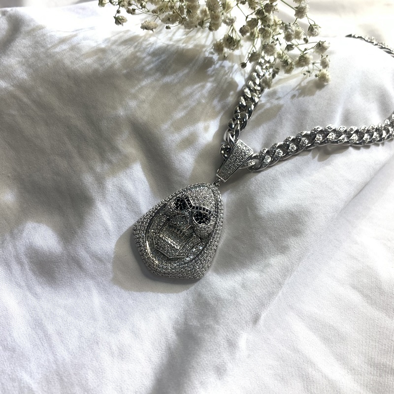 Derneue Hip-Hop-hop-verkrustete Zirkondämonenkopf sieht aus wie eine Diamant-Halskette
