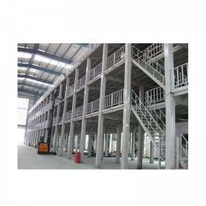 Stahlplattform und Treppe