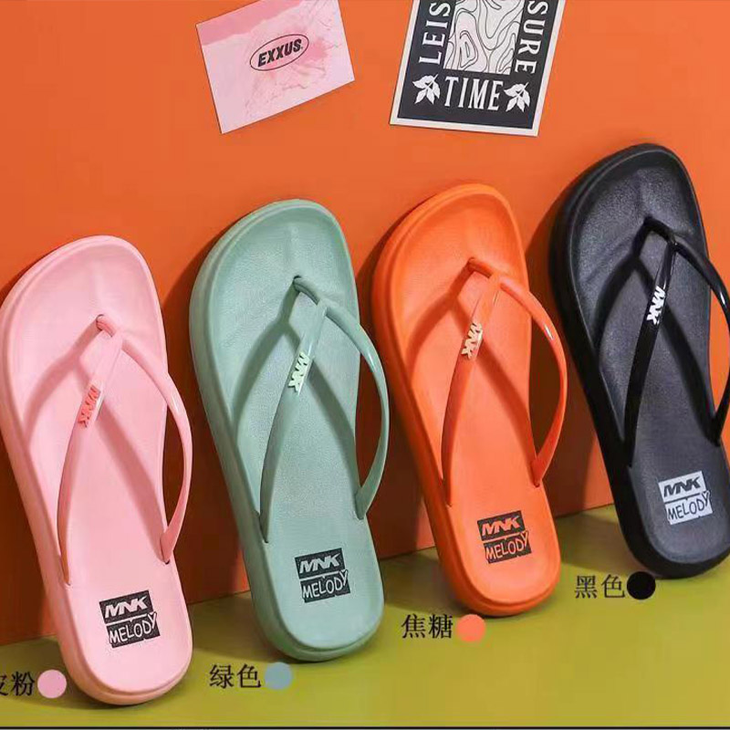 Tragen Sie bequeme Hausschuhe, um unsere Füße zu schützen