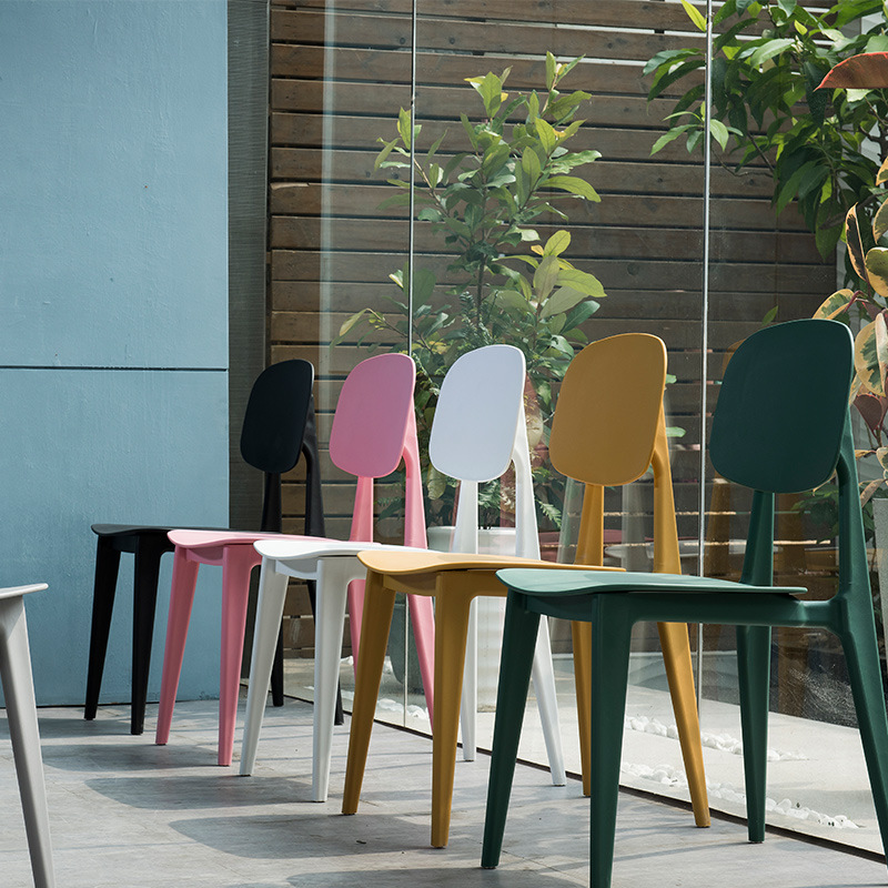 Bequeme bunte Plastikstühle Restaurant Möbel Stapelbarer Plastikcafé Stuhl