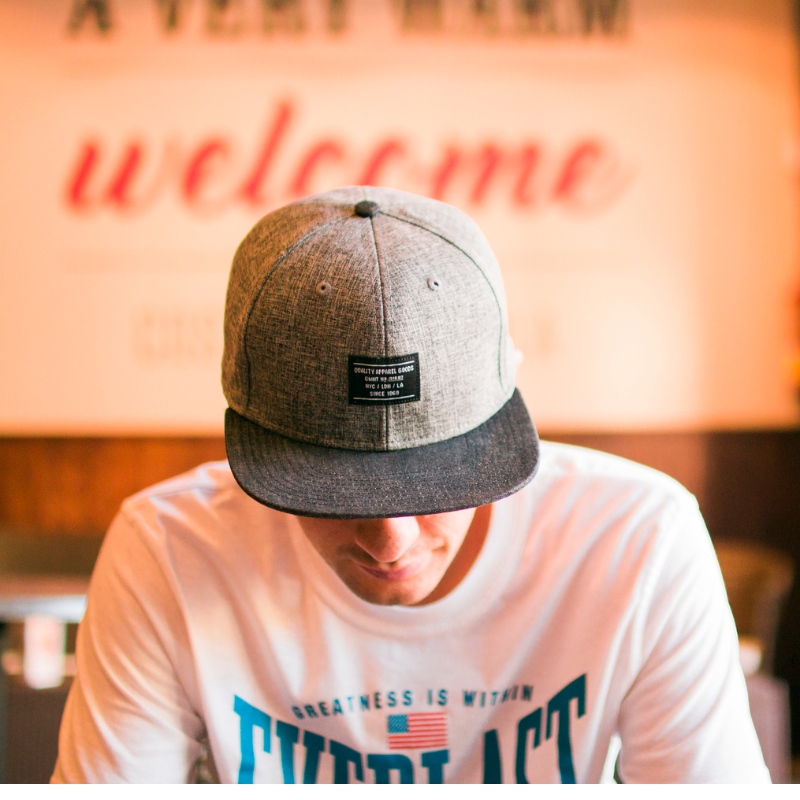 Was ist der Unterschied zwischen Snapbacks und Trucker Hüten?