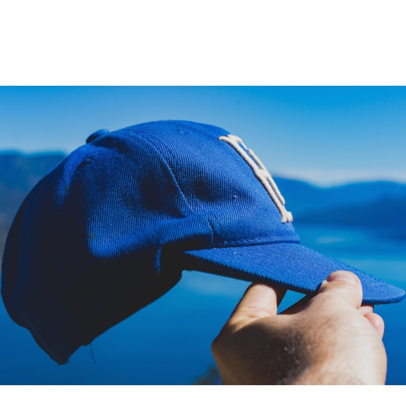 Wie man eine Baseballkappe trägt