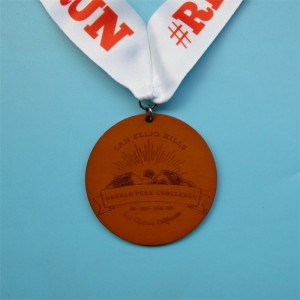 Rohholes Holz Holzschnitze mit Seidenband schöne Medaillen