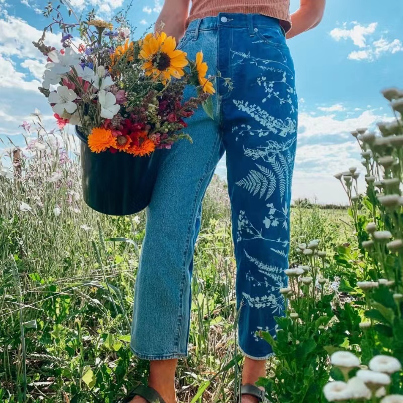 Künstler und Fotograf Kellieswanson druckt Jacken, Jeans und andere Kleidung mit dunkelblau blauem Bräunungsdruck aus